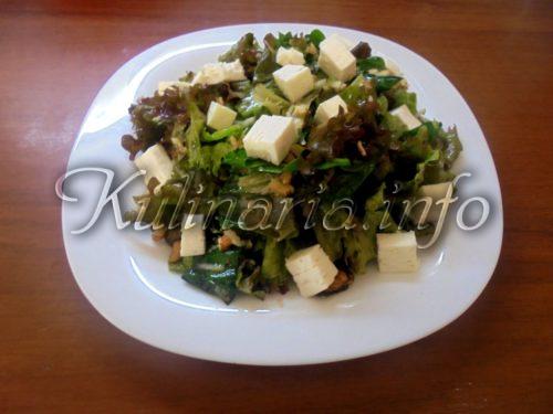 салат из листьев салата и сыра